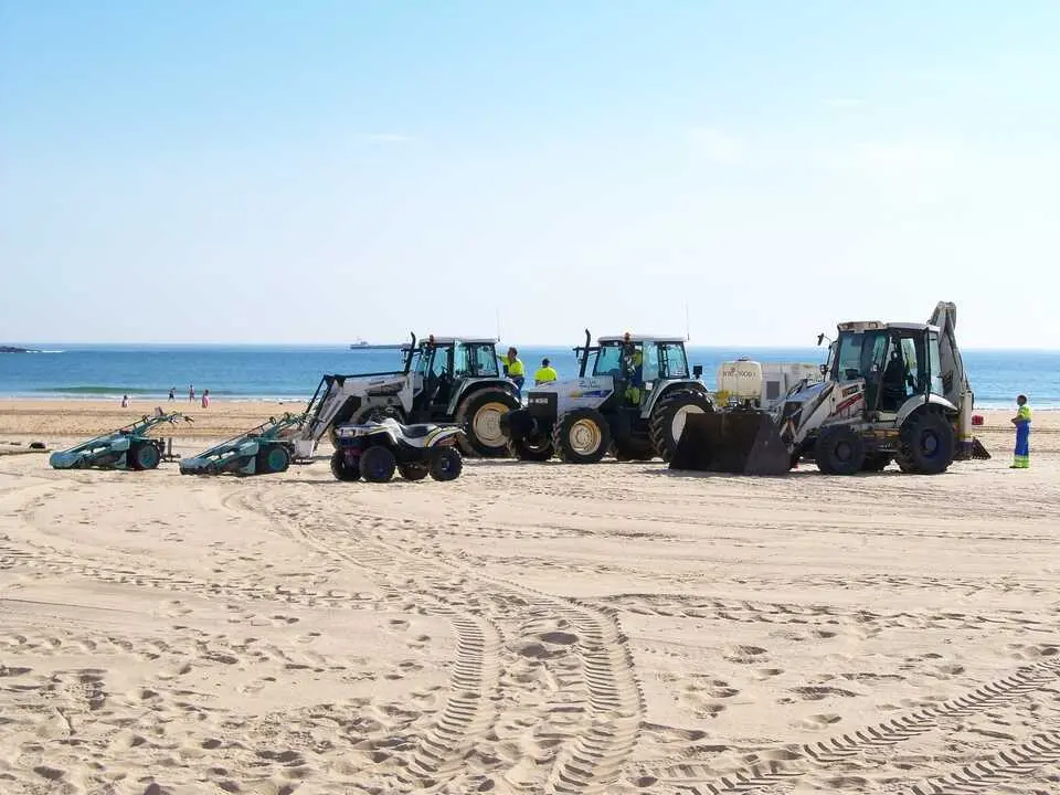 Dispositivo De Limpieza Y Mantenimiento De Playas. / EP