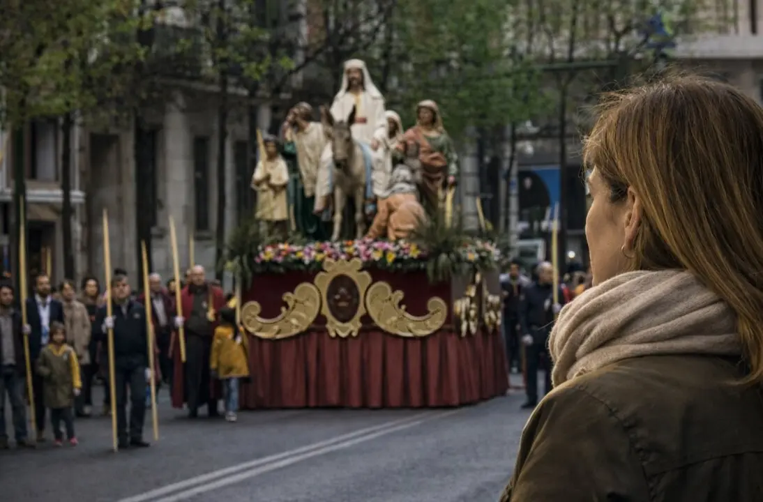 Una procesi&oacute;n del Domingo de Ramos recorre las calles de Santander ante la mirada de los fieles, en una imagen de archivo de la Semana Santa c&aacute;ntabra.