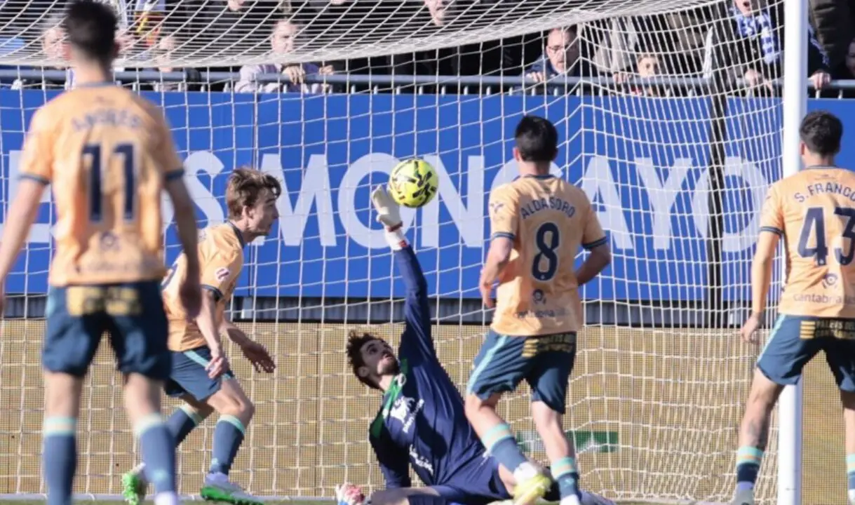 El Racing lo intent&oacute; sin acierto en La Romareda, donde la falta de pegada y dos acciones decisivas acabaron condenando a los c&aacute;ntabros ante el Zaragoza.