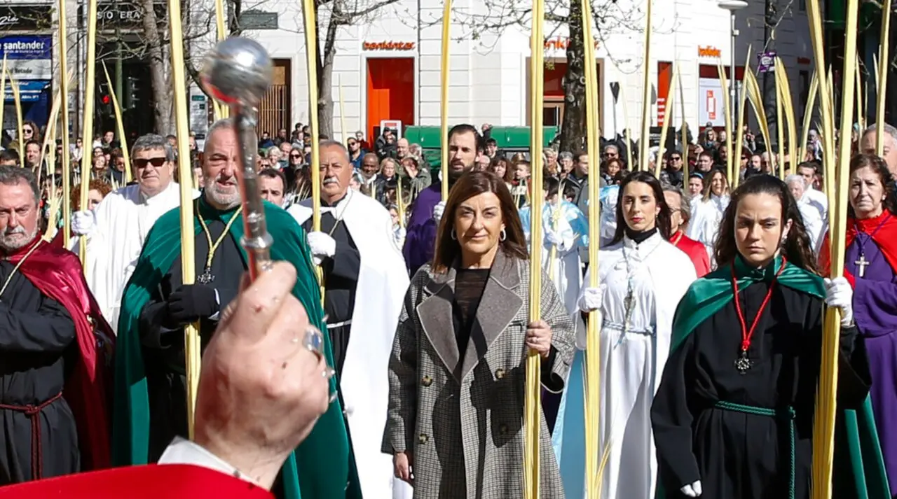 El obispo Arturo Ros bendice las palmas en Santander ante cientos de fieles y cofrades en el inicio de la procesi&oacute;n del Domingo de Ramos.