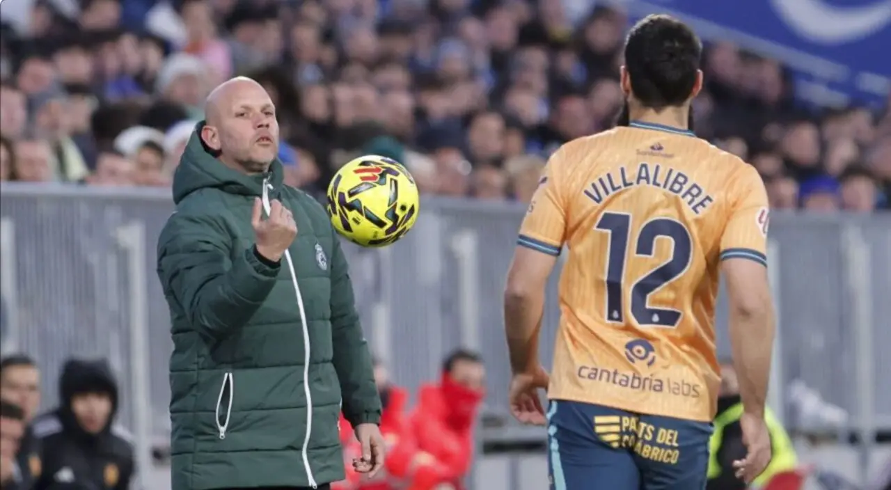Jos&eacute; Alberto da indicaciones desde la banda a Villalibre durante el partido en La Romareda, reflejo de un Racing sin acierto en los metros finales.