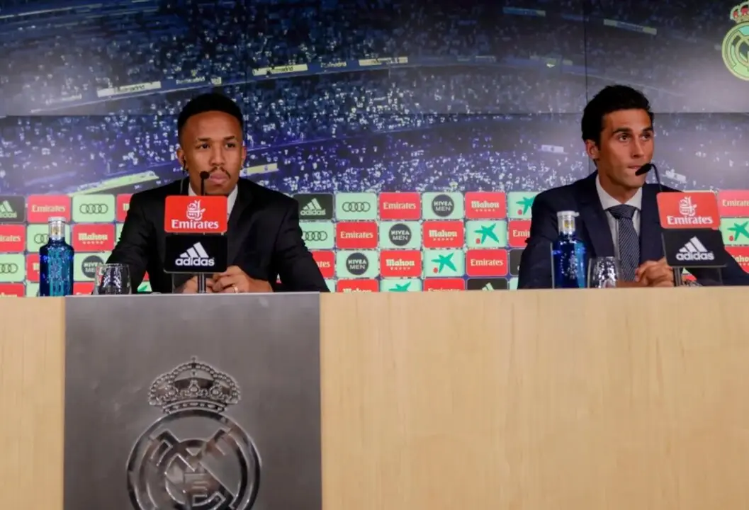 &Eacute;der Militao comparece en su presentaci&oacute;n con el Real Madrid junto a &Aacute;lvaro Arbeloa, entonces embajador del club y hoy entrenador del primer equipo.