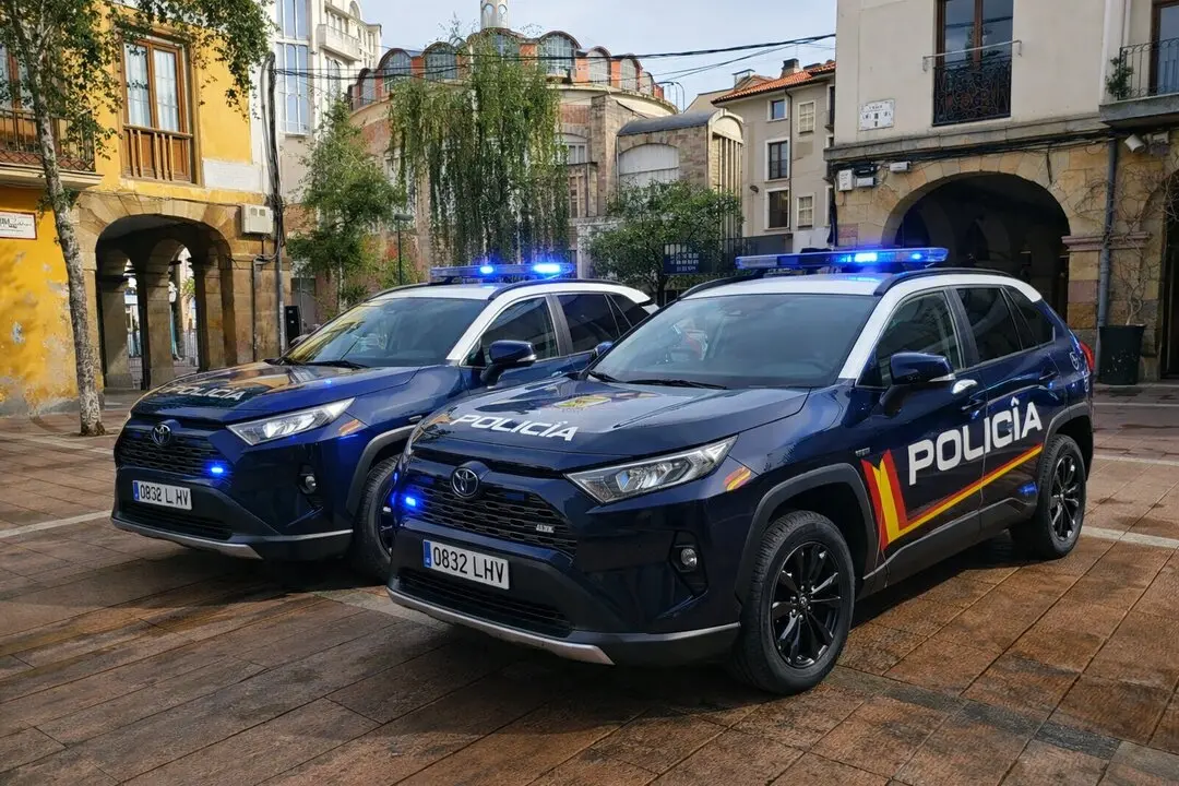 Veh&iacute;culos de la Polic&iacute;a Nacional en Torrelavega, junto a la Plaza Roja, en una imagen de presencia y control en el centro urbano.