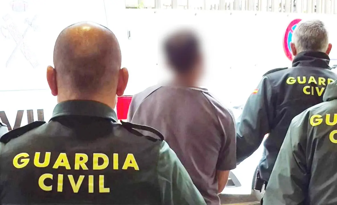 La Guardia Civil traslada a dependencias policiales al detenido, arrestado en Santa Cruz de Bezana tras intentar forzar un veh&iacute;culo y protagonizar un episodio violento durante su detenci&oacute;n.