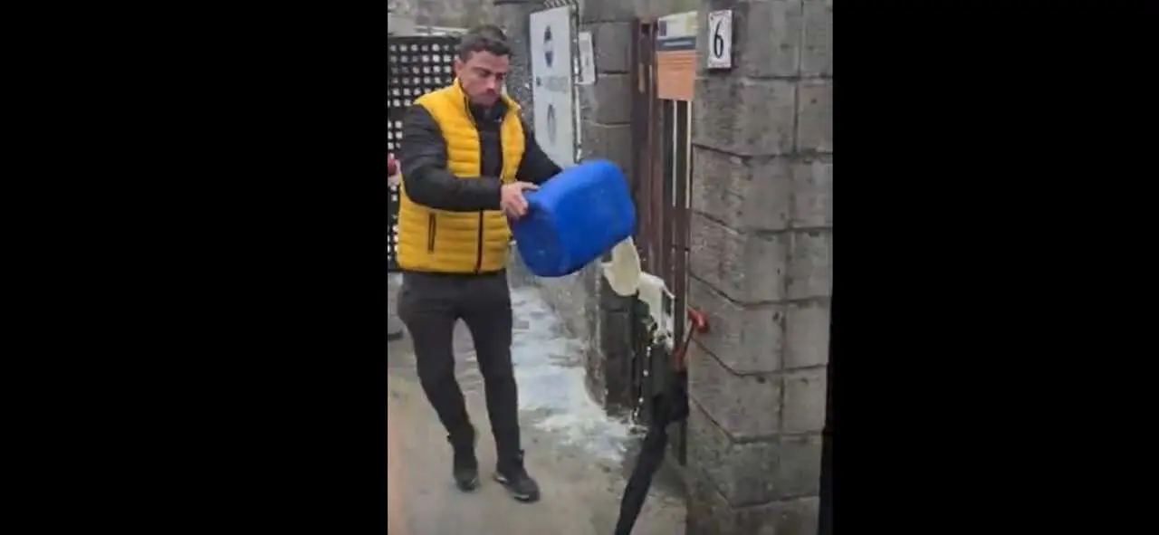 Un ganadero vierte leche frente a la f&aacute;brica de Celta, en Meruelo, durante la protesta del sector l&aacute;cteo c&aacute;ntabro contra la bajada de precios en origen.