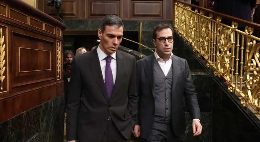 El presidente del Gobierno, Pedro S&aacute;nchez (i), y el ministro de Econom&iacute;a y Comercio, Carlos Cuerpo (d). / EP