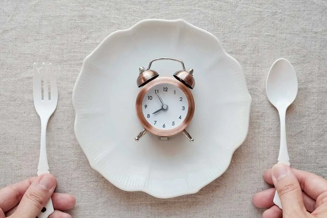 Un reloj en un plato. / EP / Archivo