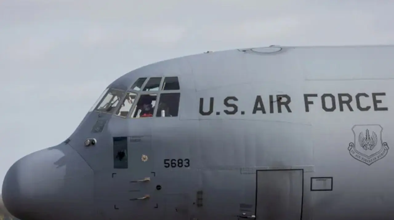 Un avi&oacute;n de transporte militar C-130 de la Fuerza A&eacute;rea de los Estados Unidos se preparaba para despegar en la base a&eacute;rea de RAF Fairford, en Fairford, Reino Unido, el 17 de marzo de 2026.