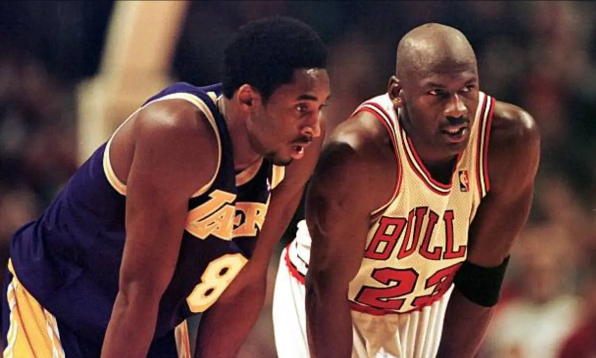 Kobe Bryant y Michael Jordan, dos generaciones frente a frente en el United Center durante un hist&oacute;rico duelo entre Lakers y Bulls.