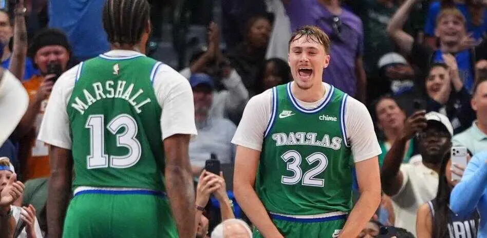 Cooper Flagg celebra su hist&oacute;rica actuaci&oacute;n con los Mavericks tras firmar 51 puntos, mientras el p&uacute;blico enloquece en Dallas.