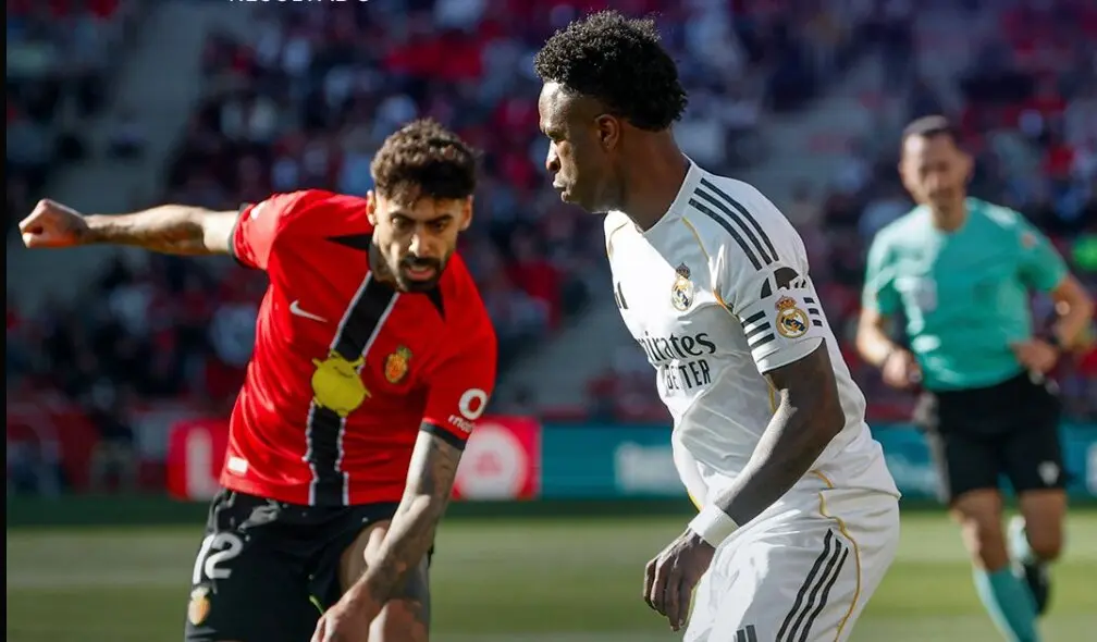 Vinicius Jr. encara a su rival durante la derrota del Real Madrid en Son Moix, en un partido marcado por la falta de acierto blanco y el golpe final del Mallorca en el descuento.