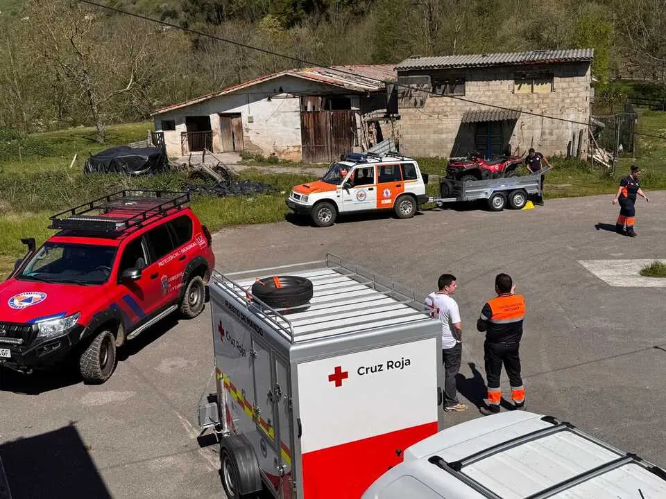 Dispositivo de b&uacute;squeda desplegado en Santiurde de Toranzo, con efectivos de emergencias, Cruz Roja y voluntarios trabajando sobre el terreno para localizar al hombre desaparecido.