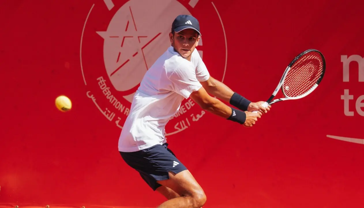 Rafa J&oacute;dar, durante la final del ATP de Marrakech, en una acci&oacute;n de rev&eacute;s que simboliza su irrupci&oacute;n en la &eacute;lite con solo 19 a&ntilde;os.