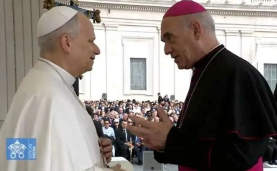 El obispo de Santander, Arturo Ros, conversa con el Papa durante una audiencia en el Vaticano, en una imagen de archivo.