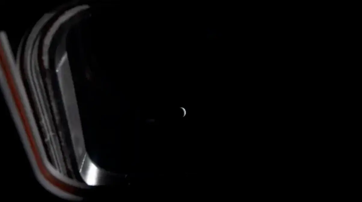 La Tierra se observa a trav&eacute;s de una ventana de la nave espacial Ori&oacute;n el 5 de abril de 2026, en el cuarto d&iacute;a de la misi&oacute;n Artemis II a la Luna. (NASA/X)