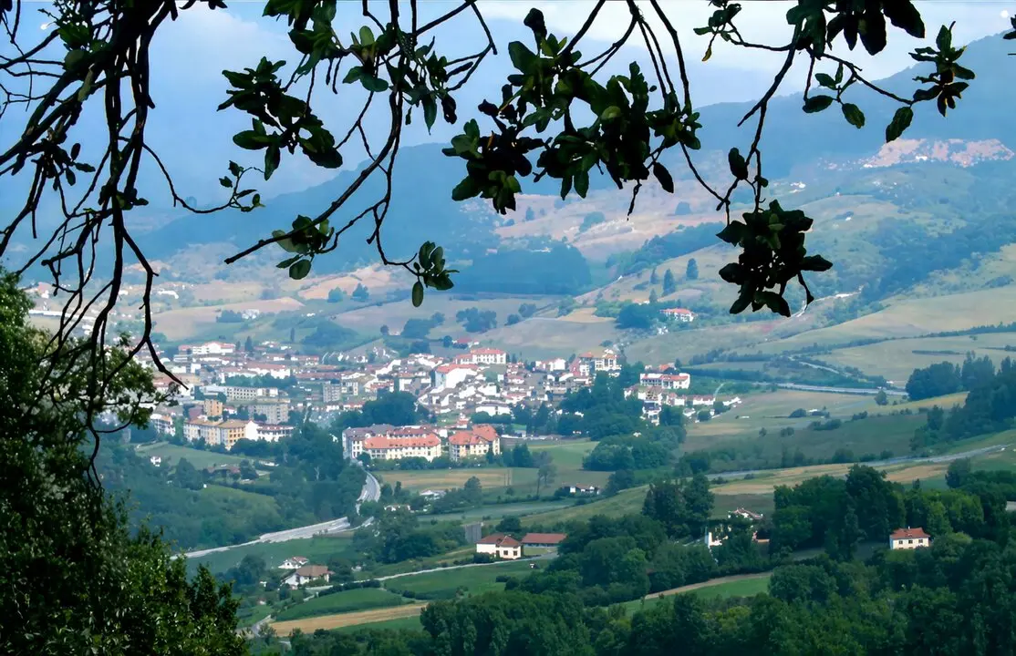 Vista de la comarca de Li&eacute;bana, con el entorno natural que rodea el Monasterio de Santo Toribio, uno de los grandes centros de peregrinaci&oacute;n del cristianismo en Cantabria.