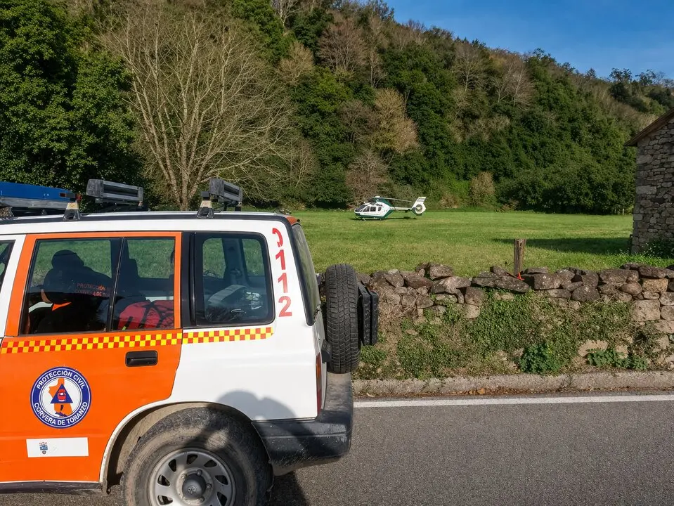 El helic&oacute;ptero y los equipos de emergencia rastrean el entorno rural de Santiurde de Toranzo en una nueva jornada de b&uacute;squeda del hombre desaparecido.
