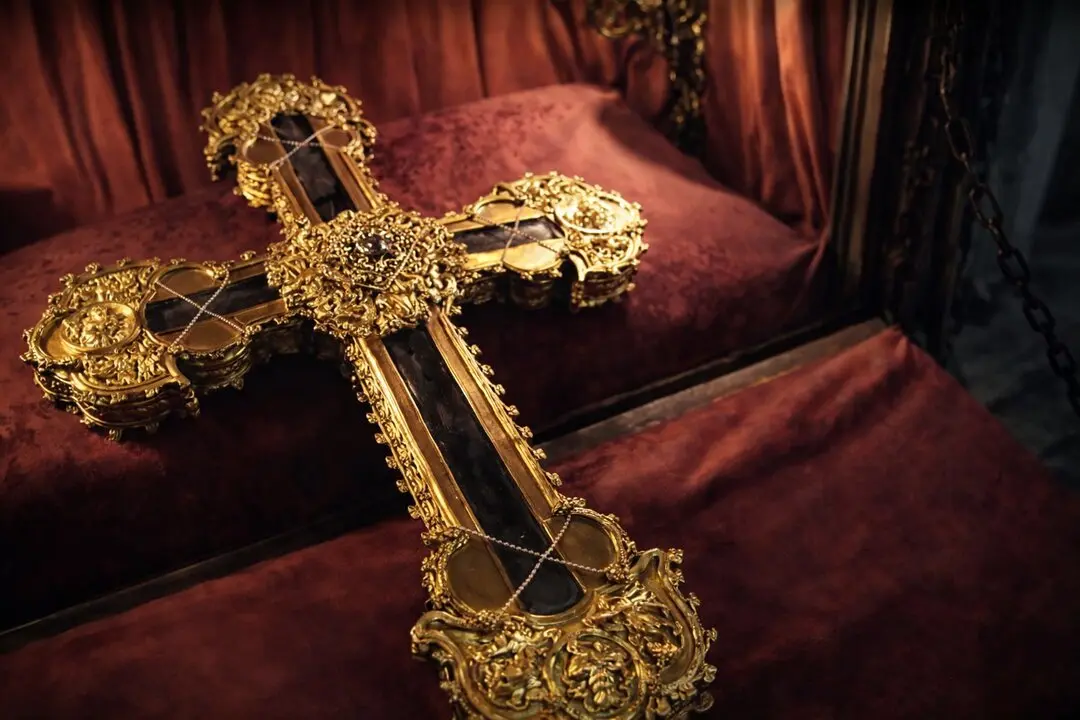 El Lignum Crucis de Santo Toribio de Li&eacute;bana, custodiado en un rico relicario de orfebrer&iacute;a, considerado el mayor fragmento conservado de la Cruz de Cristo. / ALERTA