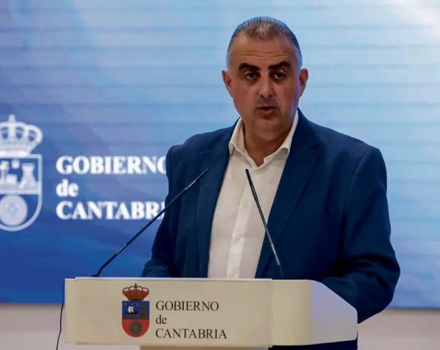 El consejero de Fomento, Roberto Media, informa en rueda de prensa. / ALERTA
