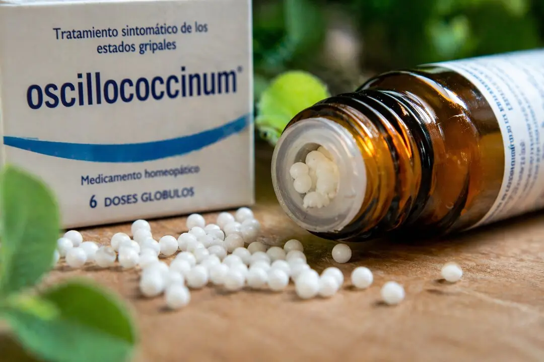 Frascos y gl&oacute;bulos de productos homeop&aacute;ticos, cuestionados tras el informe de Sanidad que concluye que no tienen eficacia terap&eacute;utica y los equipara a un placebo. Imagen generada con IA.