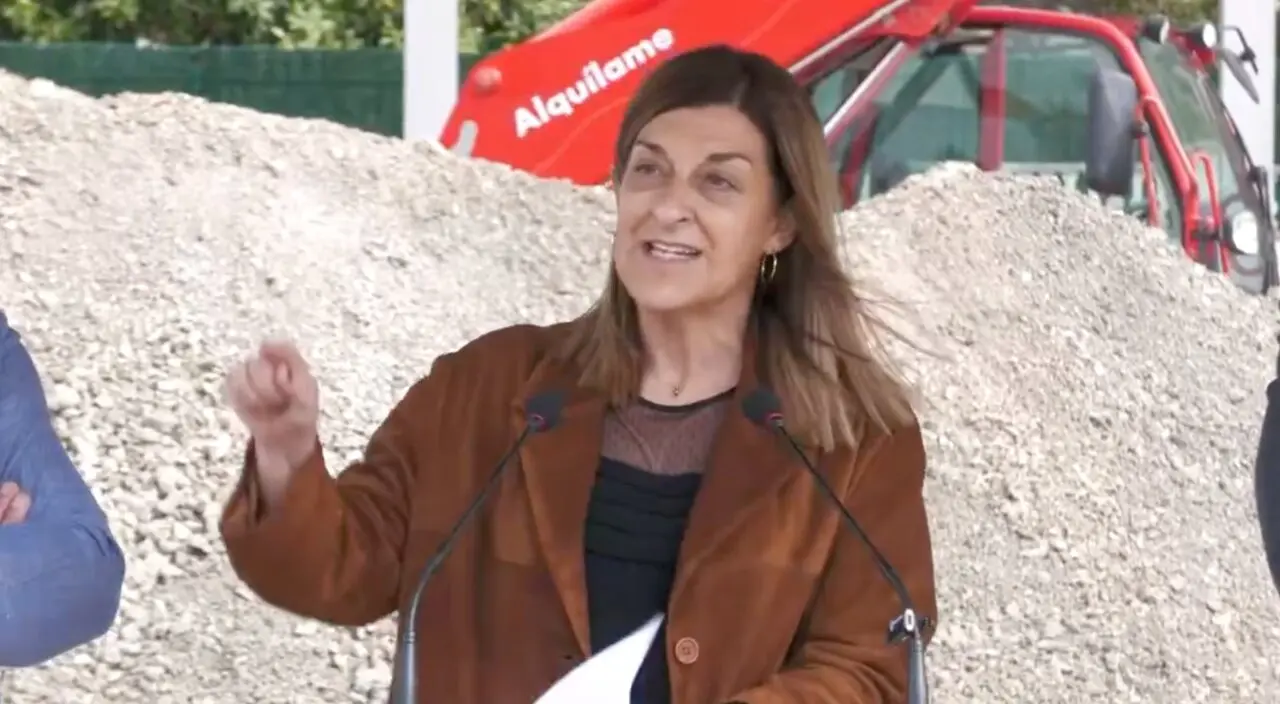 La presidenta de Cantabria, Mar&iacute;a Jos&eacute; S&aacute;enz de Buruaga, durante la presentaci&oacute;n del nuevo polideportivo municipal en Argo&ntilde;os.