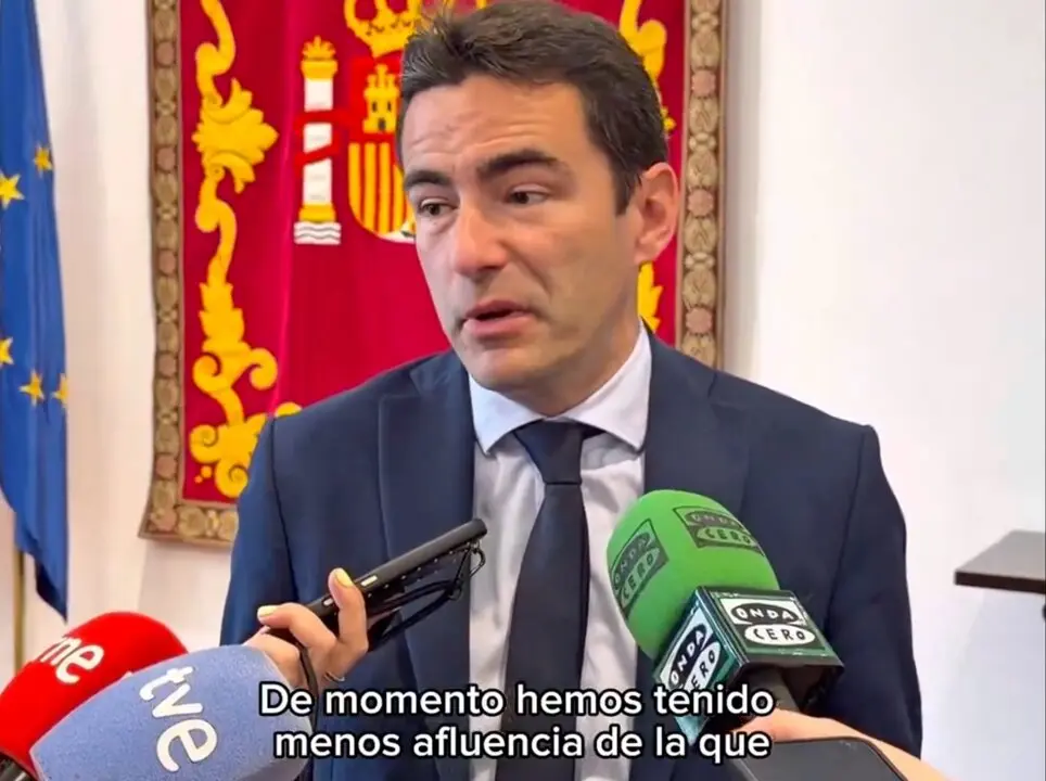 El delegado del Gobierno en Cantabria, Pedro Casares, atiende a los medios tras sus declaraciones sobre la responsabilidad en la tragedia de la pasarela de El Bocal.