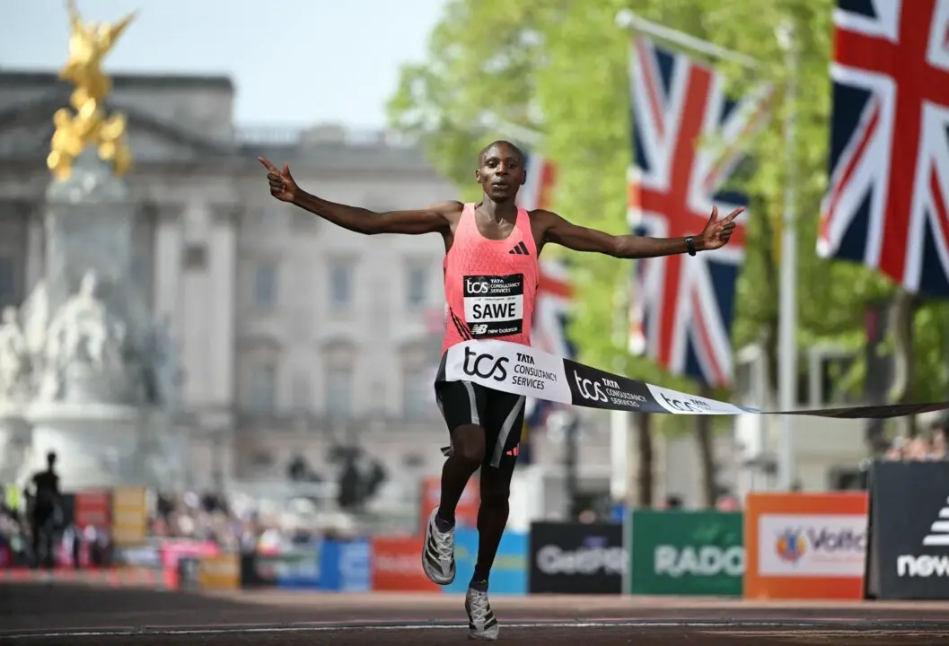 El keniano Sabastian Sawe cruza la meta en Londres tras firmar un nuevo r&eacute;cord del mundo y bajar por primera vez de las dos horas.