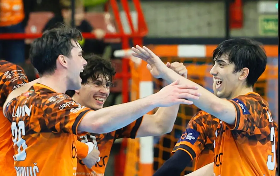Jugadores del Bathco BM Torrelavega celebran un gol durante la victoria ante el Ademar Le&oacute;n, clave en la lucha por los puestos europeos.
