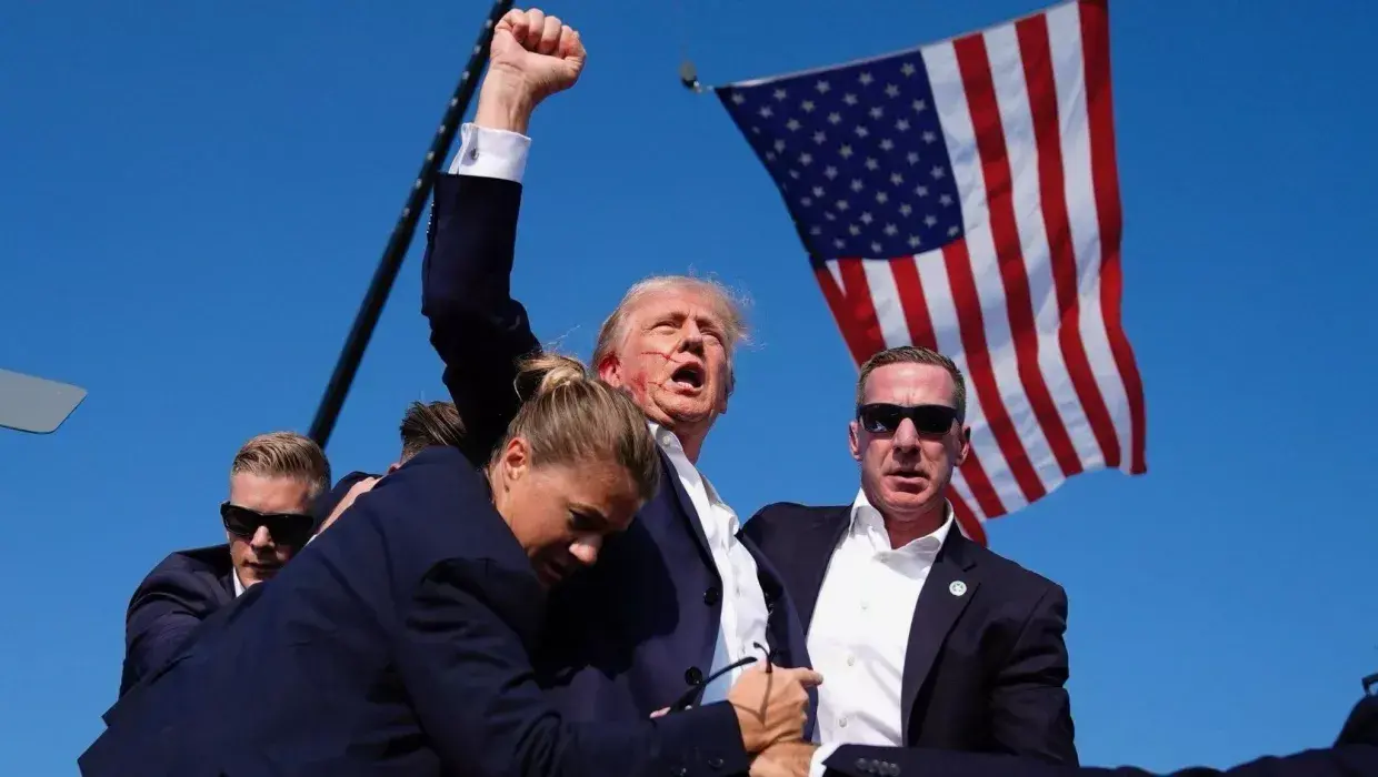 Donald Trump tras recibir un disparo en Pensilvania.