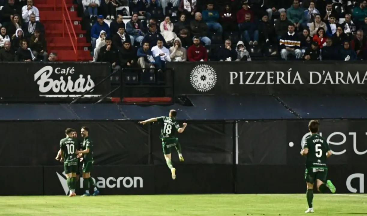 Los jugadores del Racing celebran uno de los goles anulados por el VAR en Ceuta, en un partido marcado por la frustraci&oacute;n del conjunto c&aacute;ntabro.