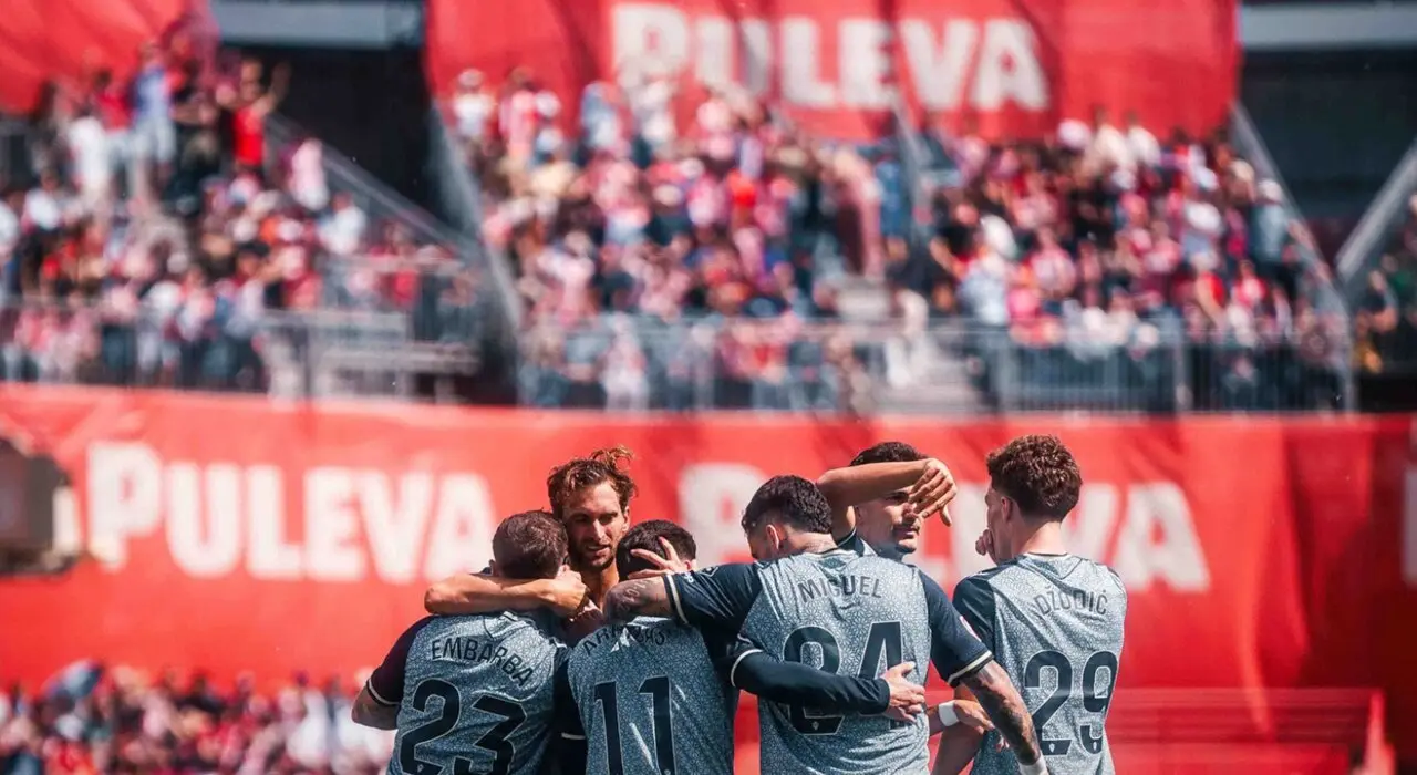 Los jugadores del Almer&iacute;a celebran uno de los goles en su victoria clave, que les mantiene en la lucha por el ascenso directo.