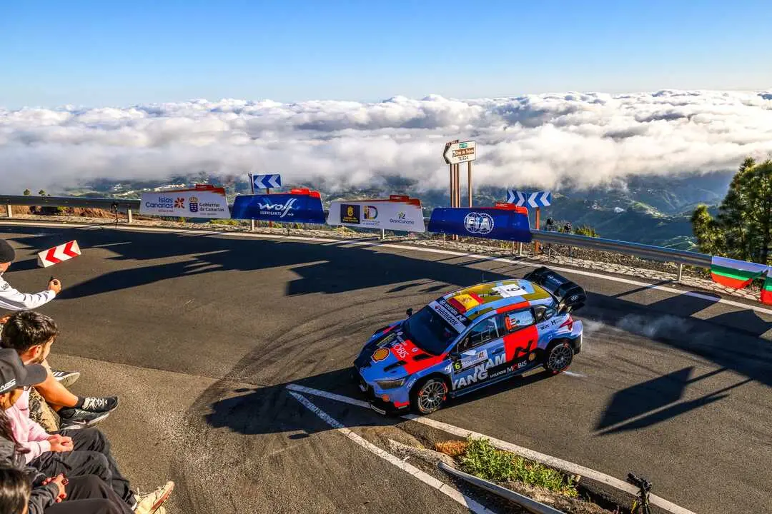Dani Sordo, al volante de su Hyundai, traza una curva en el Rally Islas Canarias, en una prueba marcada por la exigencia y el espectacular entorno.