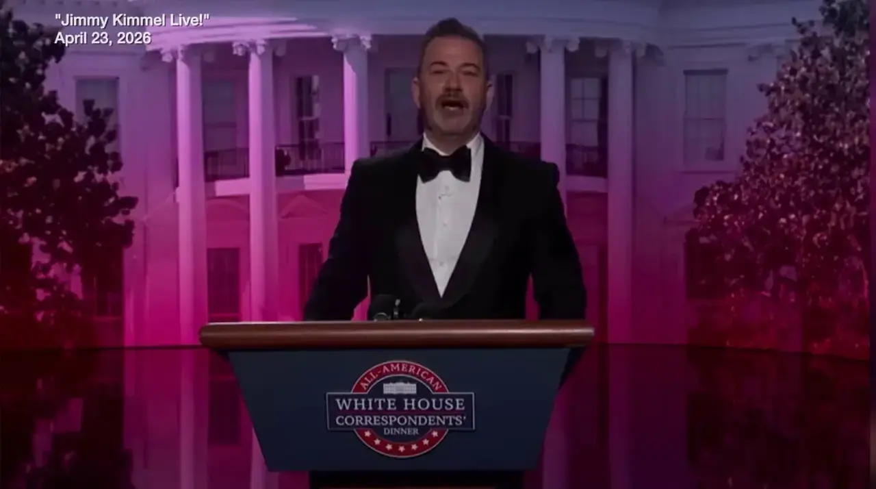 Jimmy Kimmel durante su mon&oacute;logo en el especial televisivo de la cena de corresponsales de la Casa Blanca, en una parodia con tono sat&iacute;rico y pol&iacute;tico.