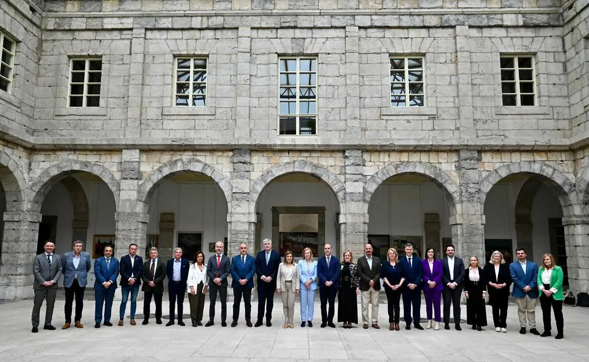 El Gobierno de Cantabria posa junto a representantes parlamentarios tras la aprobaci&oacute;n de los Presupuestos auton&oacute;micos de 2026 en el Parlamento.