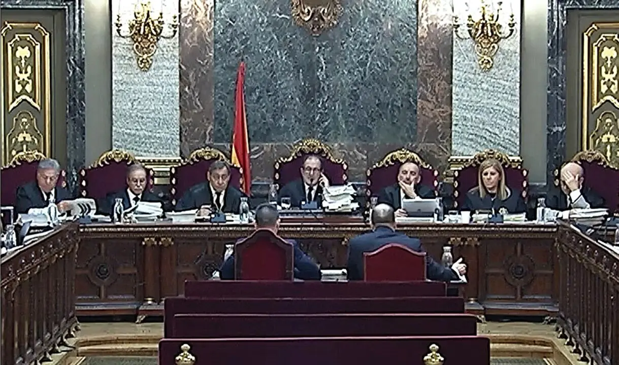 Vista de la sala del Tribunal Supremo durante una de las sesiones del juicio, con los magistrados en el estrado y los comparecientes frente al tribunal en una jornada clave de la investigaci&oacute;n.