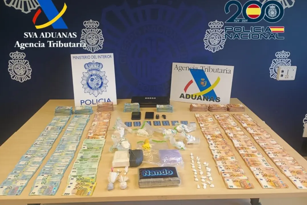 Dinero en efectivo y sustancias estupefacientes incautadas en Santander durante la operaci&oacute;n conjunta de la Agencia Tributaria y la Polic&iacute;a Nacional contra una red de tr&aacute;fico de drogas.