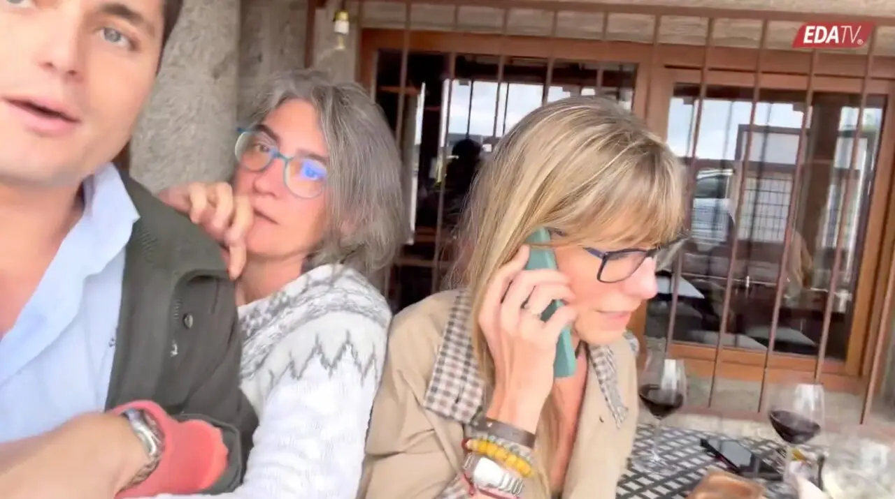 Momento de tensi&oacute;n durante el intento del periodista Vito Quiles de formular preguntas a Bego&ntilde;a G&oacute;mez, en el que varias personas de su entorno tratan de apartarle mientras graba.