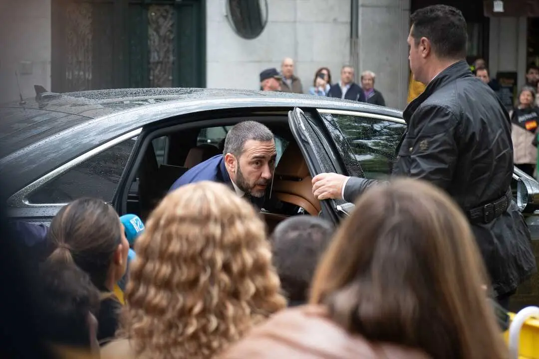 El empresario V&iacute;ctor de Aldama a su llegada al Tribunal Supremo, a 29 de abril de 2026, en Madrid (Espa&ntilde;a). Los acusados se sientan desde el pasado 7 de abril en el banquillo del Tribunal Supremo por presuntas irregularidades en los contratos de mascarillas adjudicados desde el Ministerio de Transportes durante la pandemia. Tanto &Aacute;balos como Koldo se encuentran en prisi&oacute;n provisional desde el pasado leer m&aacute;s 27 de noviembre y se declaran inocentes, asegurando en sus escritos de defensa que no cometieron ning&uacute;n delito, sin embargo, Anticorrupci&oacute;n alega que &Aacute;balos, Koldo y Aldama "convinieron" aprovecharse del cargo del entonces ministro -desde junio de 2018- para "favorecer", "a cambio del correspondiente beneficio econ&oacute;mico" de los tres, la contrataci&oacute;n con la Administraci&oacute;n "en cuantas ocasiones hubiera oportunidad, por empresas cuyos intereses captar&iacute;a y promover&iacute;a" el empresario.
Fecha: 29/04/2026.

Firma: Fernando S&aacute;nchez / Europa Press