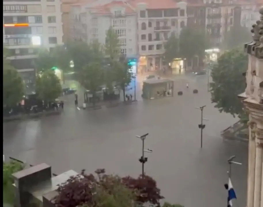 Imagen de calles anegadas en el centro de Santander tras la intensa tromba de agua registrada este domingo.