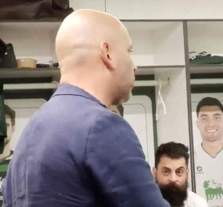 Charla de Jos&eacute; Alberto en el vestuario del Racing antes del partido, con los jugadores atentos y cerrando filas en torno al mensaje del t&eacute;cnico.