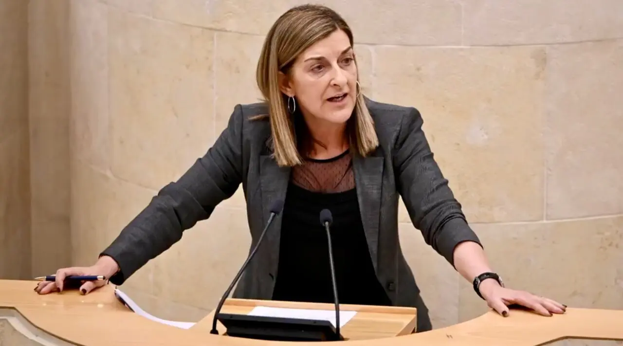 La presidenta de Cantabria, Mar&iacute;a Jos&eacute; S&aacute;enz de Buruaga, durante su intervenci&oacute;n en el Parlamento auton&oacute;mico.