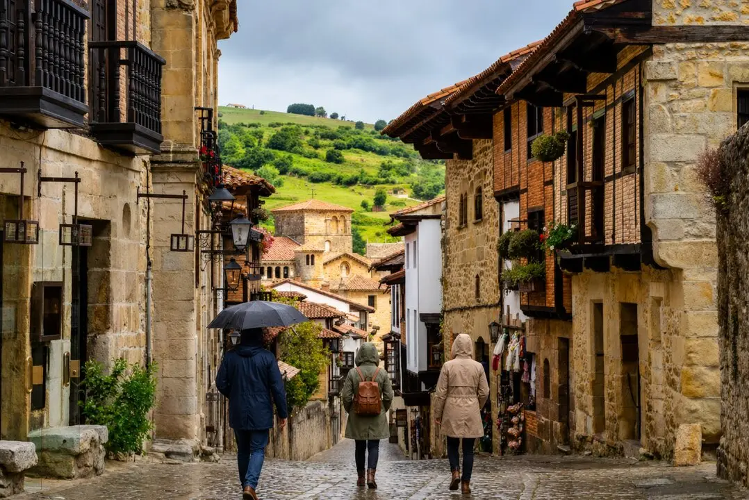 Turistas recorren las calles de Santillana del Mar en una jornada marcada por el cielo cubierto y el ambiente tranquilo del casco hist&oacute;rico.