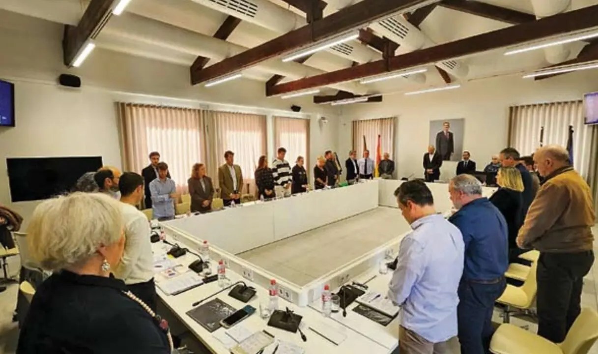 Concejales y representantes municipales guardan un minuto de silencio en recuerdo de Francisco Javier L&oacute;pez Marcano.