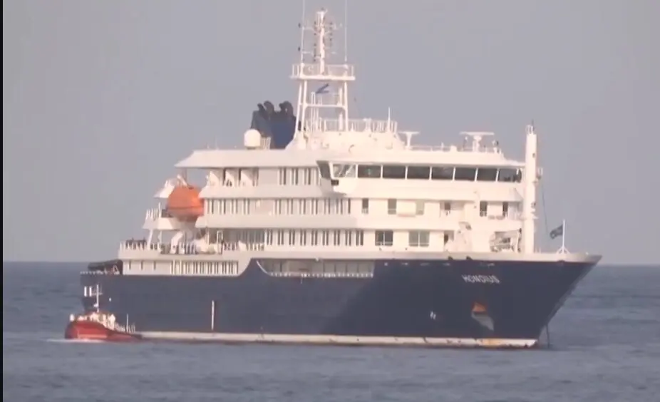 El crucero MV Hondius, durante su traves&iacute;a hacia Tenerife bajo vigilancia sanitaria internacional tras el brote de hantavirus detectado a bordo.