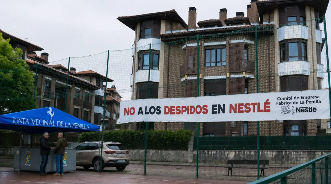 Pancarta contra el ERE de Nestl&eacute; en La Penilla, donde el comit&eacute; de empresa ha convocado paros y movilizaciones tras el anuncio de 49 despidos en la f&aacute;brica c&aacute;ntabra.