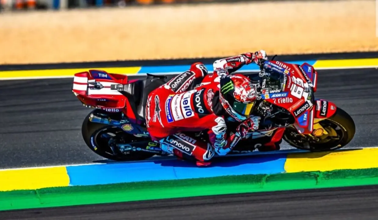 Marc M&aacute;rquez durante la clasificaci&oacute;n del GP de Francia en Le Mans, donde firm&oacute; una vuelta r&eacute;cord y saldr&aacute; desde la primera fila junto a Pecco Bagnaia tras una intensa lucha por la pole.