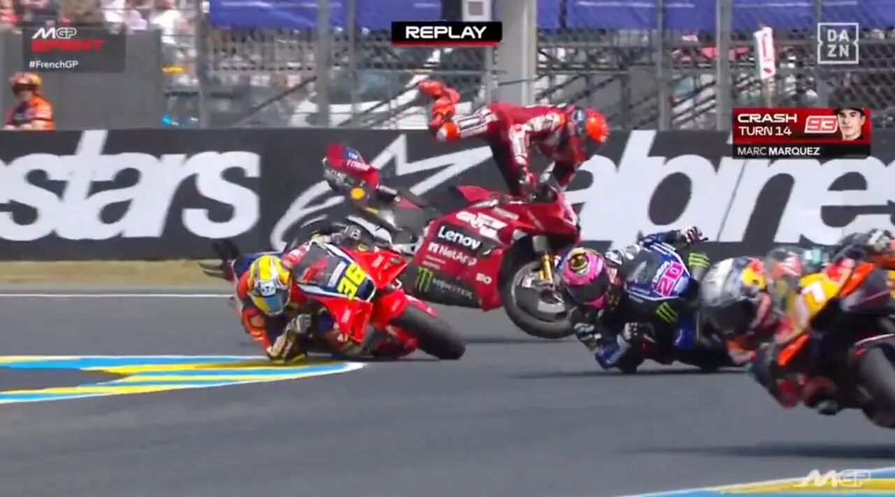 Marc M&aacute;rquez sufre una dur&iacute;sima ca&iacute;da durante la sprint del GP de Francia en Le Mans tras perder el control de su Ducati en las &uacute;ltimas vueltas, en una carrera marcada por la victoria de Jorge Mart&iacute;n y el dominio de Aprilia.