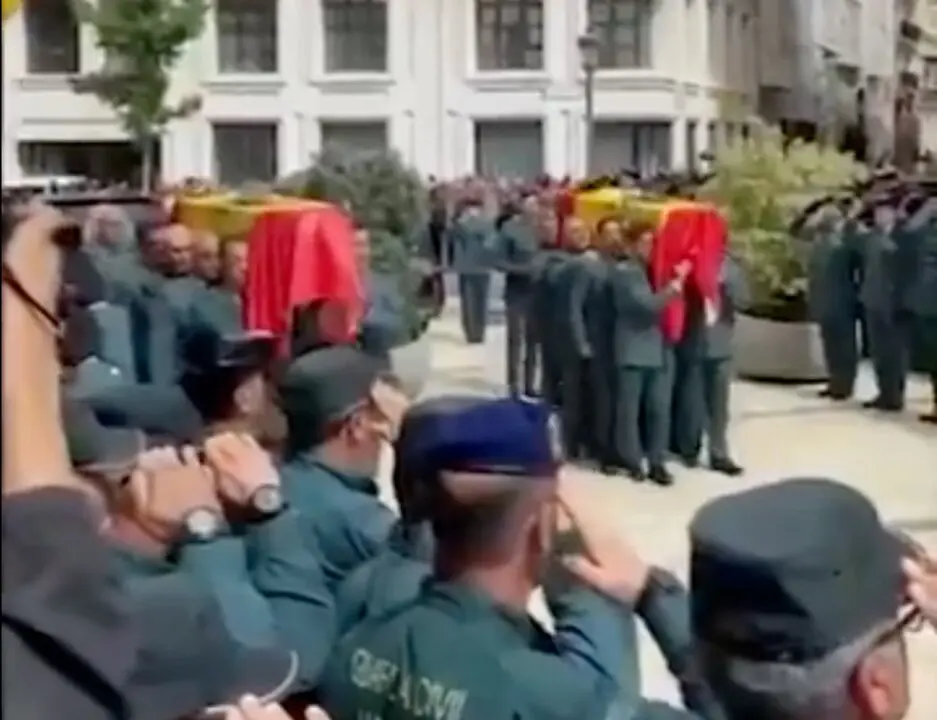 Compa&ntilde;eros de los guardias fallecidos portan los f&eacute;retros a su llegada, este s&aacute;bado, a la Iglesia de la Concepci&oacute;n de Huelva.