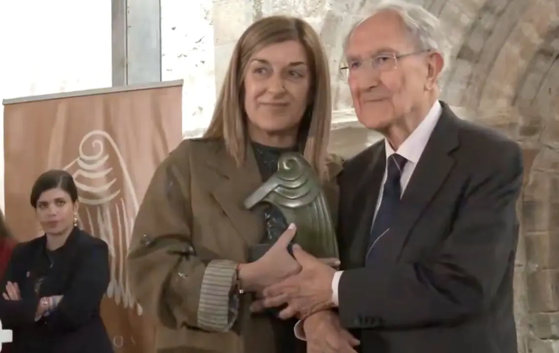 La presidenta de Cantabria, Mar&iacute;a Jos&eacute; S&aacute;enz de Buruaga, junto al doctor Jes&uacute;s Fl&oacute;rez durante la entrega de uno de los Premios Beato de Li&eacute;bana en el Monasterio de Santo Toribio, en una gala marcada por los mensajes de convivencia, paz y cohesi&oacute;n social.
