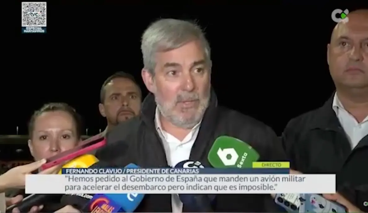 Fernando Clavijo atiende a los medios durante la crisis del crucero Hondius y reclama al Gobierno central m&aacute;s medios para acelerar el desembarco y la evacuaci&oacute;n de los pasajeros.